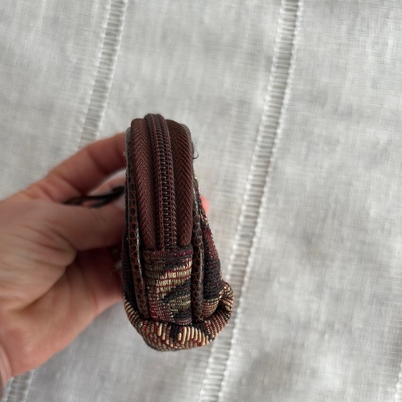 Bueno Tapestry Coin Purse  with Vintage Floral Design - Picture 6 of 13